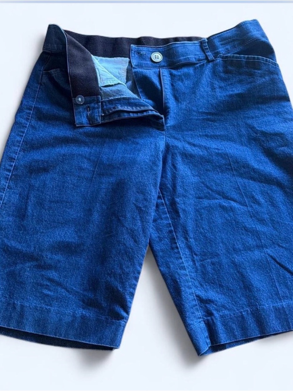 Women’s Bermuda blue jean shorts by Laura Scott with a comfort waistband. SZ 12